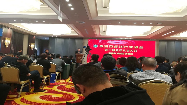 半岛平台登录官网网址
参加餐饮协会会议